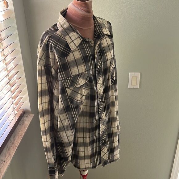Wrangler Button Down    - Picture 2 of 6